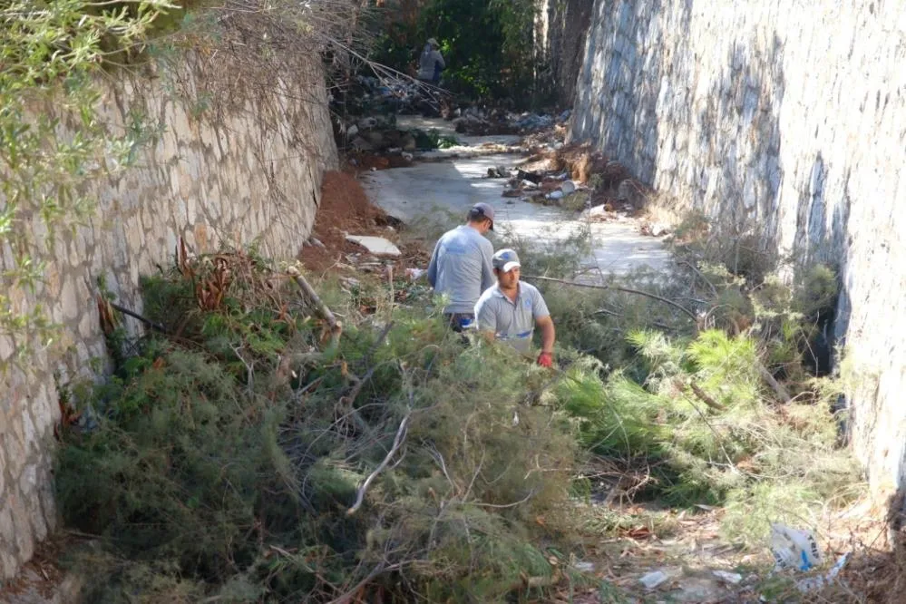Dere yataklarındaki bitki örtüsü budandı, biriken çöpler toplandı. 