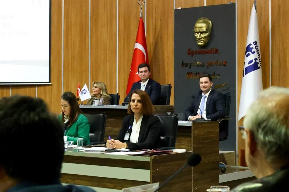 Yapılan oylamada meclis üyeleri Azat Öztürk ve Deniz Koca yeni encümen üyesi seçildi.