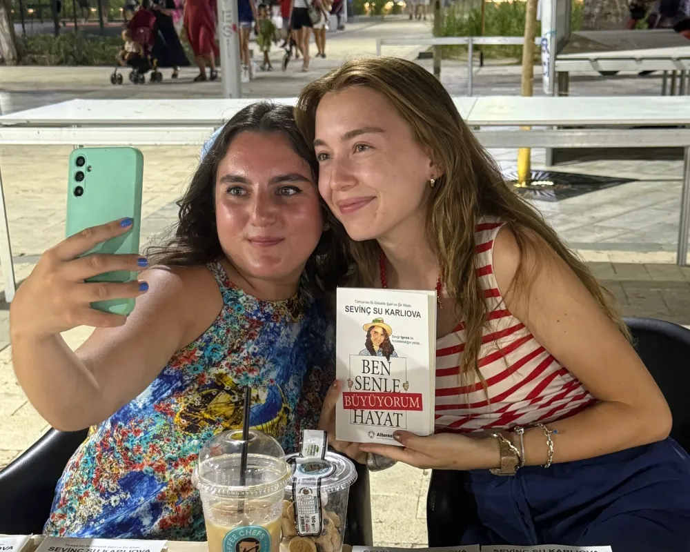 Turgutreis Kitap Günleri’nde  Sevinç Su Karlıova’dan Şiirli imza